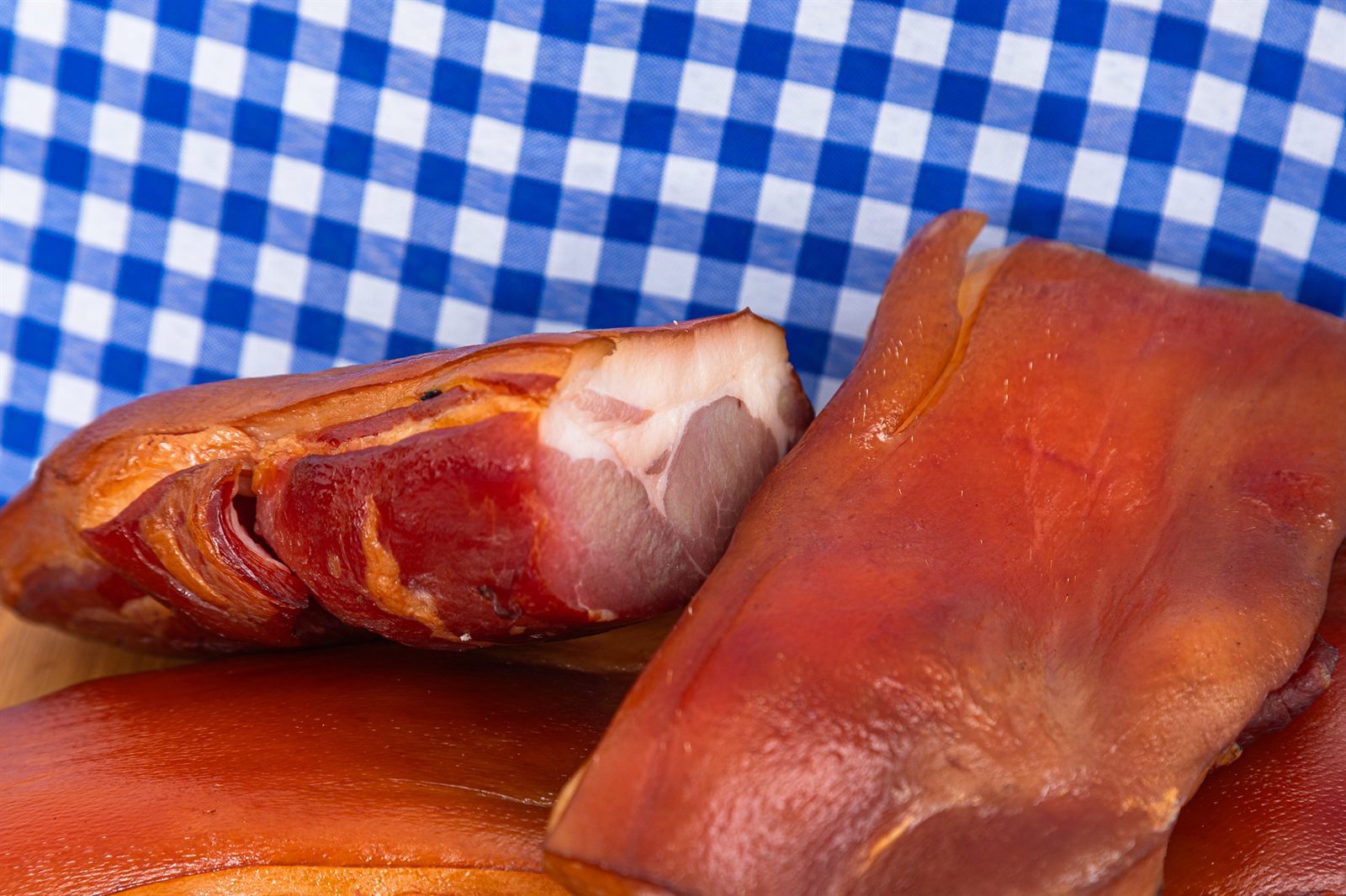 Fatias de bacon defumado em lenha